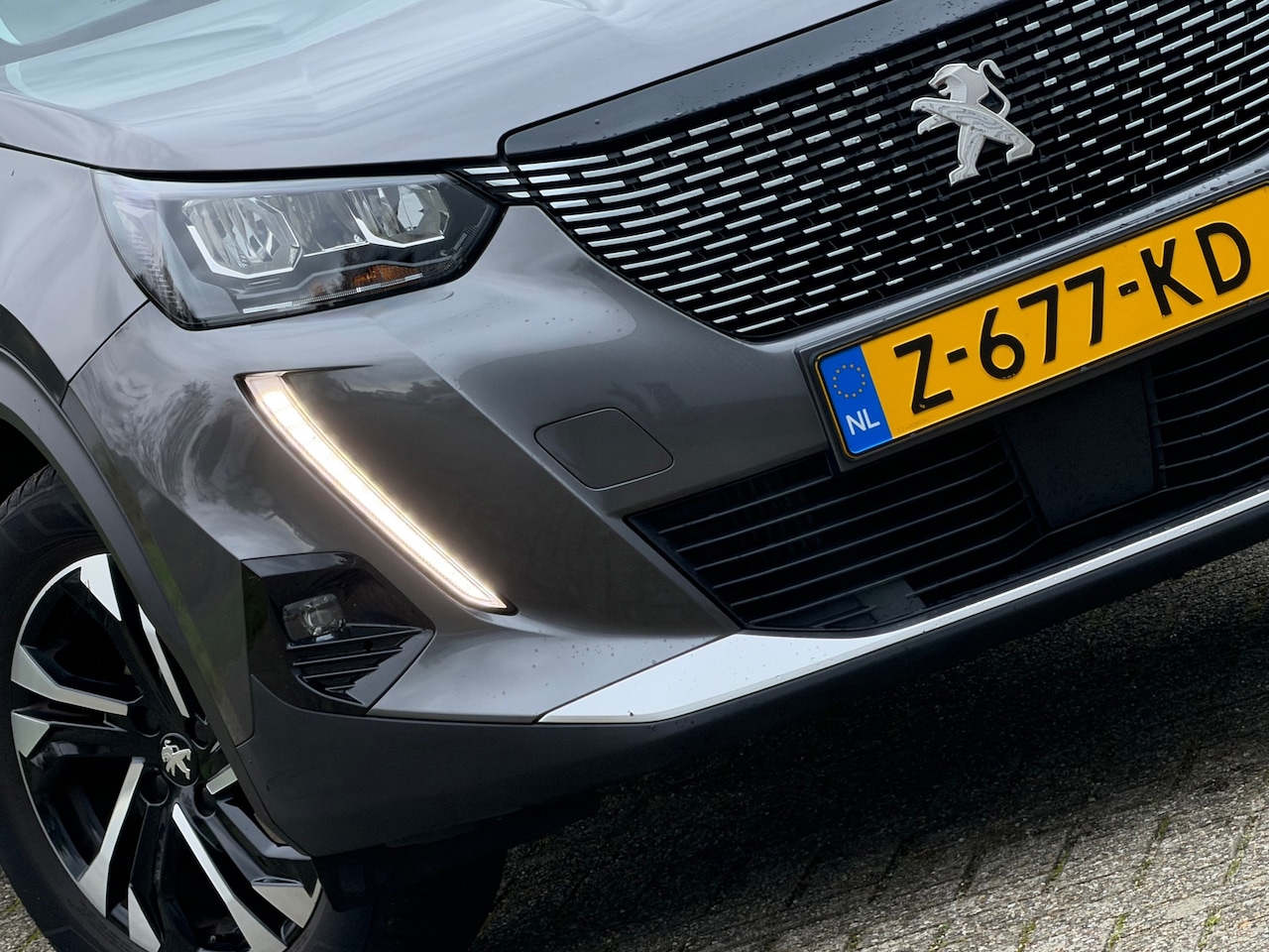 Peugeot 2008 - 1.2 PureTech GT 130pk Automaat - Gris Platinium - Carplay/Camera/Keyless - AutoWereld.nl