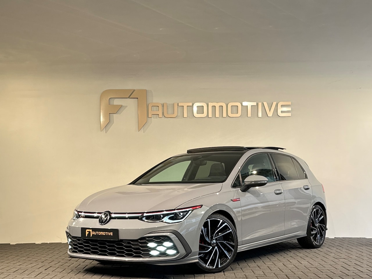 Volkswagen Golf - 2.0 TSI GTI Pano|HuD|Trekhaak|BlindSpot|ACC|Camera - AutoWereld.nl