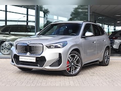 BMW iX1 - eDrive20 M Sport / Panoramadak / Trekhaak / Sportstoelen / Achteruitrijcamera / M Adaptief
