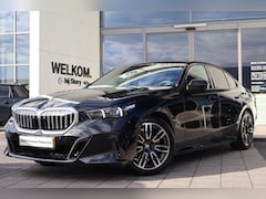 BMW 5-serie - 520i M Sport Automaat / Comfort Access / Achteruitrijcamera / Harman Kardon / Adaptieve LE