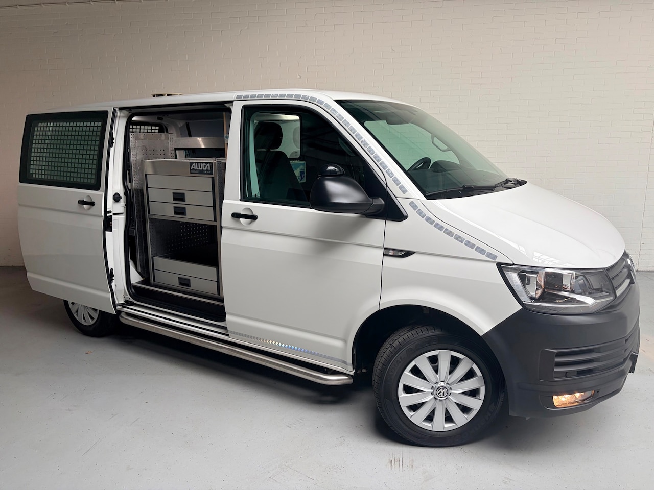 Volkswagen Transporter - Automaat Servicewagen 2.0 TDI 150pk euro6 L1H1 Highline 2xSchuifdeur, Aluca, V230, Trekhaa - AutoWereld.nl