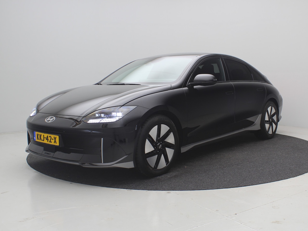 Hyundai IONIQ 6 - Connect 53 kWh | 18-inch lichtmetalen velgen | Abyss Black Pearl | Achterstoelen verwarmd - AutoWereld.nl