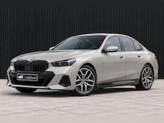 BMW 5-serie - 530e M-Sport Pro | HUD | B&W | ACC | Carbon | 360 | Stoelventilatie | Keyless | Verwarmde