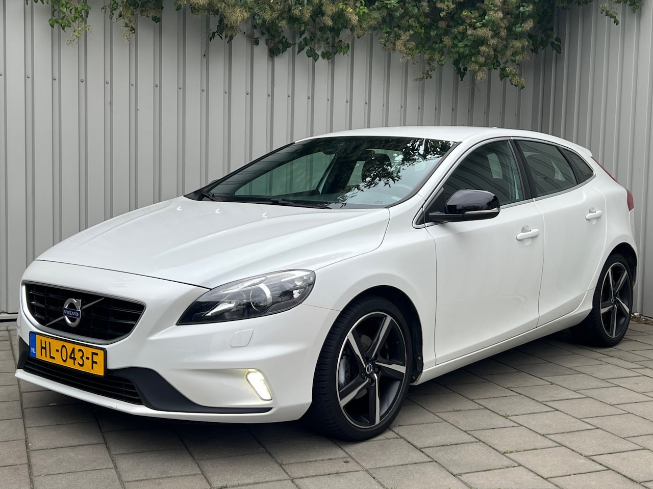 Volvo V40 - 2.0 D2 R-Design Business|Navigatie|Climate Control| - AutoWereld.nl