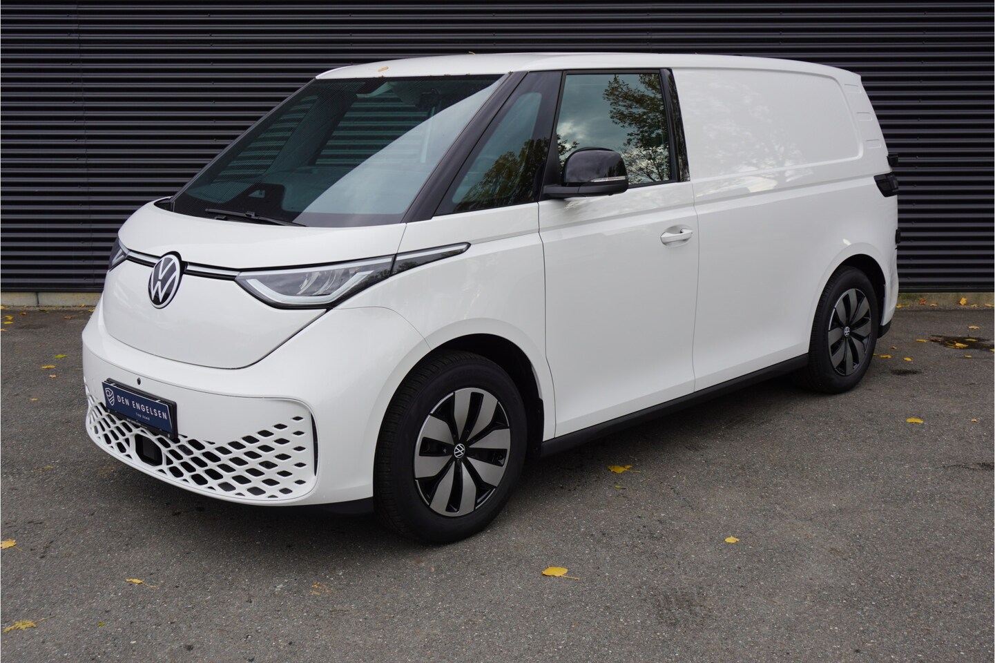 Volkswagen ID. Buzz Cargo - 79kWh Accu 286 PK Achterdeuren 3-Zits Camera ACC Trekhaak Cruise Standkachel Apple Carplay - AutoWereld.nl