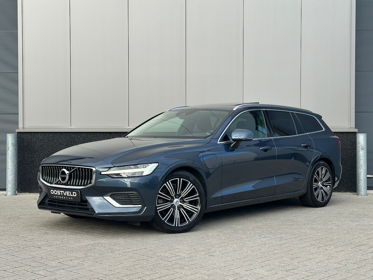 Volvo V60 - 2.0 T8 Twin Engine AWD Inscription Trekhaak Pano Leer Memory ACC - AutoWereld.nl