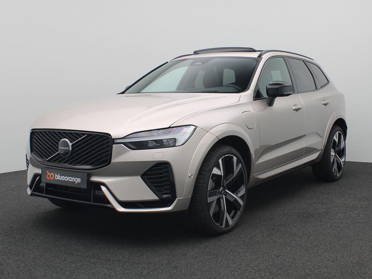 Volvo XC60 - 2.0 T6 Plug-in hybrid AWD Plus Black Edition Panoramadak, Trekhaak, Luchtvering, 22" LM Ve - AutoWereld.nl