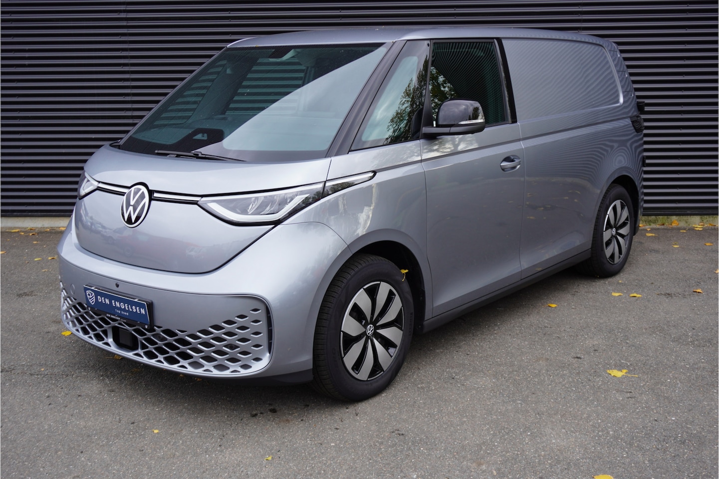 Volkswagen ID. Buzz Cargo - 79kWh Accu 286 PK Achterdeuren 3-Zits Camera ACC Trekhaak Cruise Standkachel Apple Carplay - AutoWereld.nl