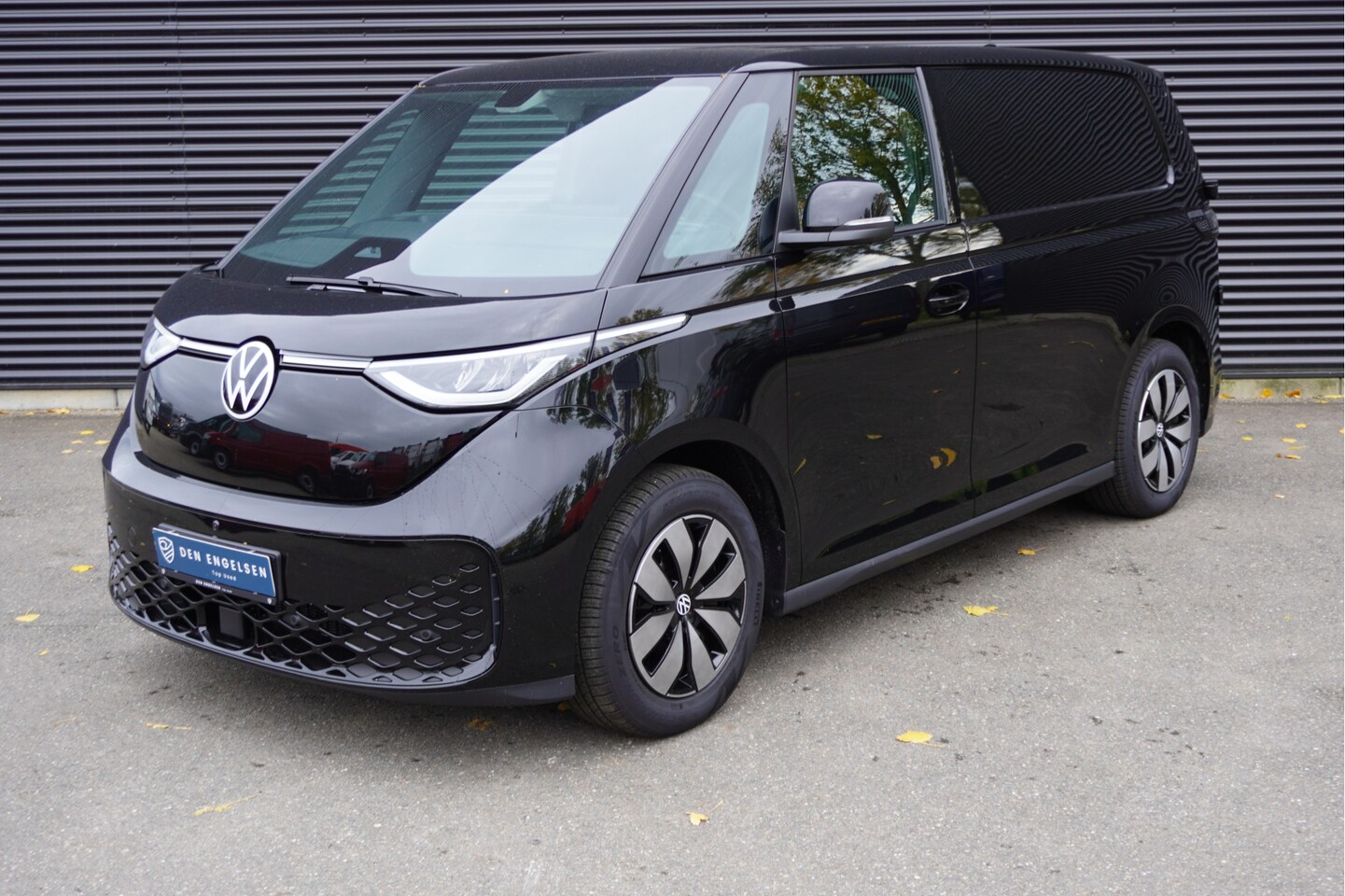 Volkswagen ID. Buzz Cargo - 79kWh Accu 286 PK Achterdeuren 3-Zits Camera ACC Trekhaak Cruise Standkachel Apple Carplay - AutoWereld.nl