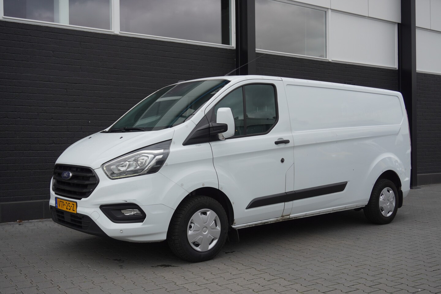Ford Transit Custom - 2.0 TDCI 130PK L2 EURO 6 - Airco - Cruise - PDC - €11.900,- Excl. - AutoWereld.nl
