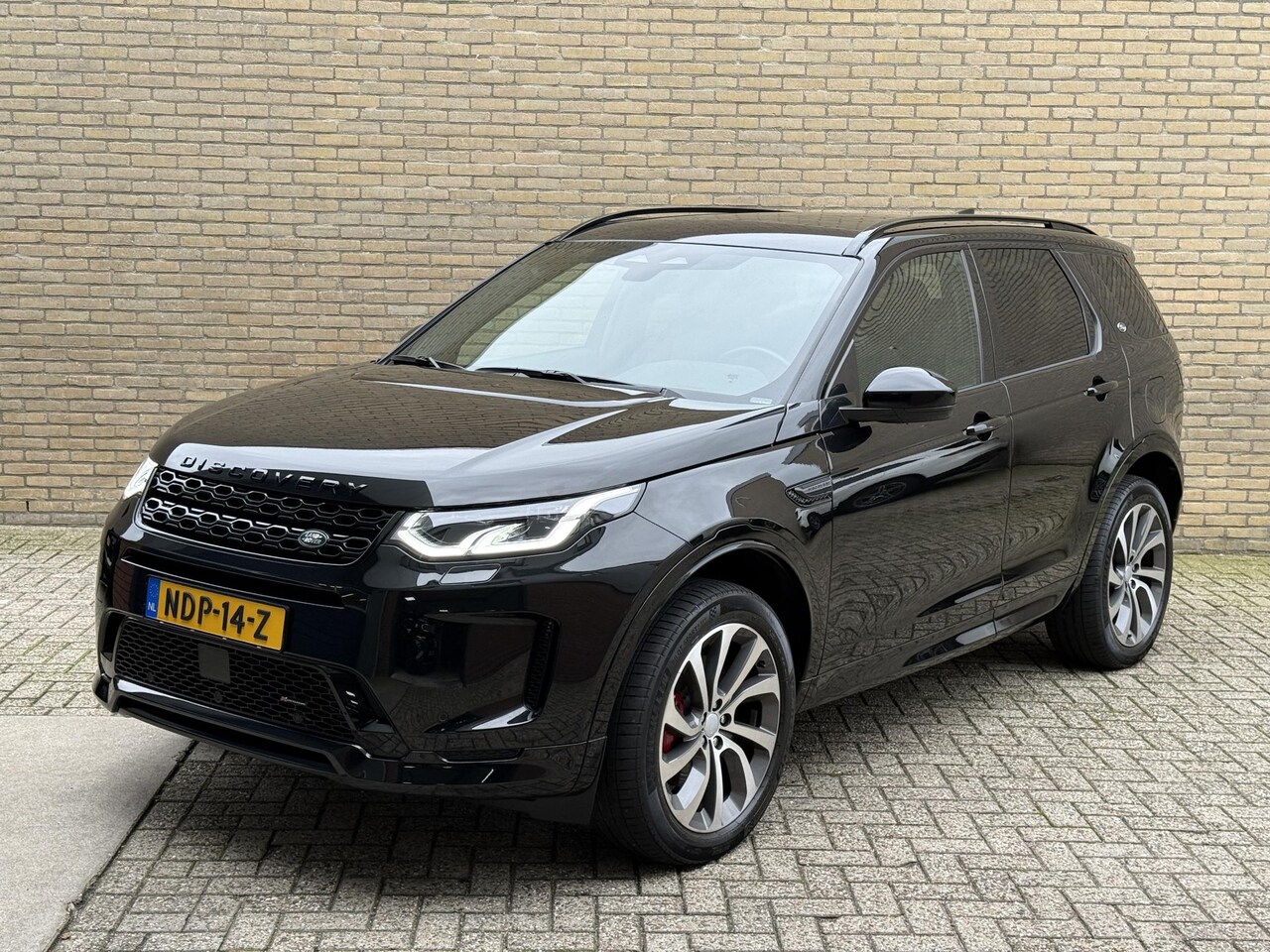 Land Rover Discovery Sport - P300e 1.5 R-Dynamic S | Panoramadak | Trekhaak wegklapbaar | Lederen bekleding | Stoel&stu - AutoWereld.nl