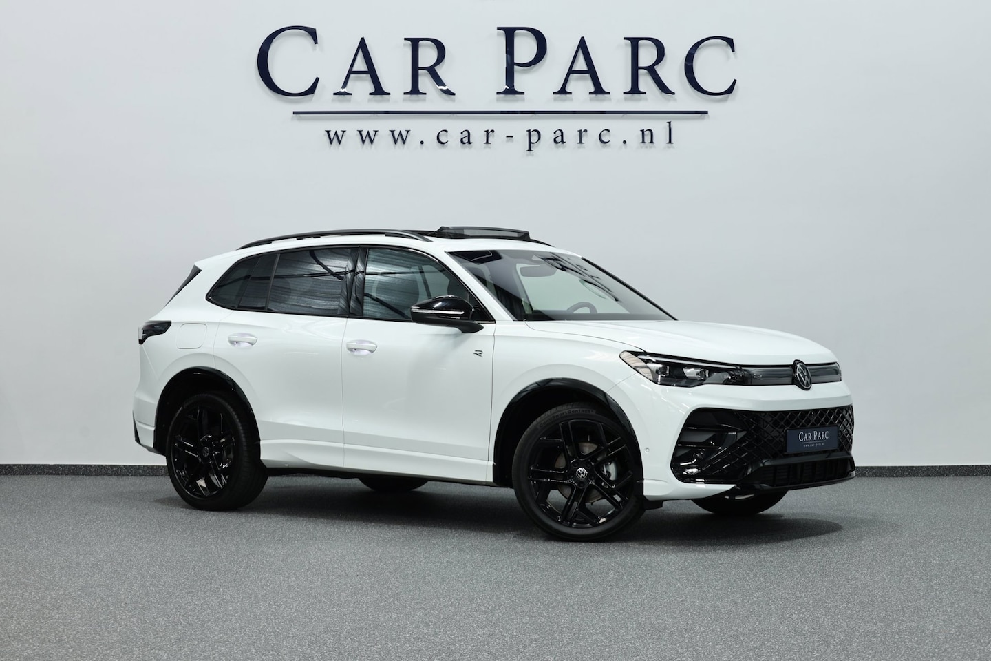 Volkswagen Tiguan - 1.5 eTSI 3x R-Line IQ+LED/VIRTUAL/SFEER/PANO/ALCANTARA+S.VERWARMING/20" LMV/LINE/ACC/ECC/1 - AutoWereld.nl