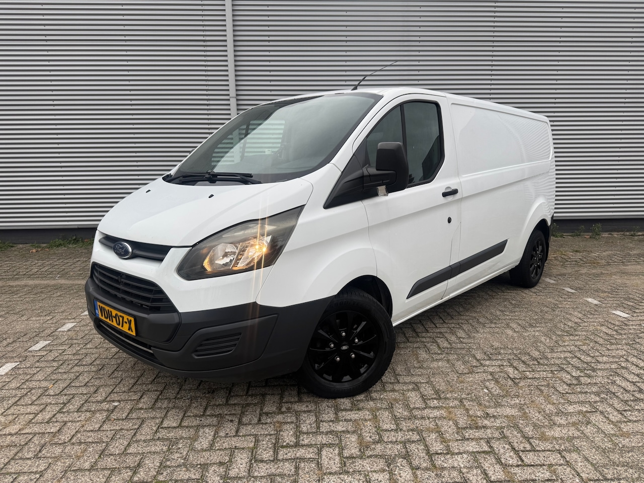 Ford Transit Custom - 290 2.0 TDCI L2H1 Ambiente 290 2.0 TDCI L2H1 Ambiente,Airco , Lm velgen,trekhaak - AutoWereld.nl