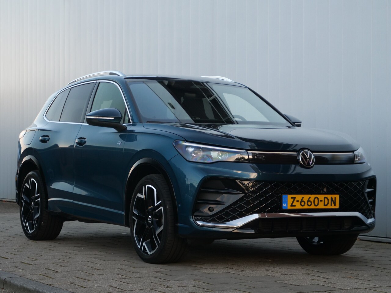 Volkswagen Tiguan - 1.5 eTSI R-Line Business 150 Pk Automaat Navigatie / DAB / Apple Carplay / Camera / Stoel- - AutoWereld.nl
