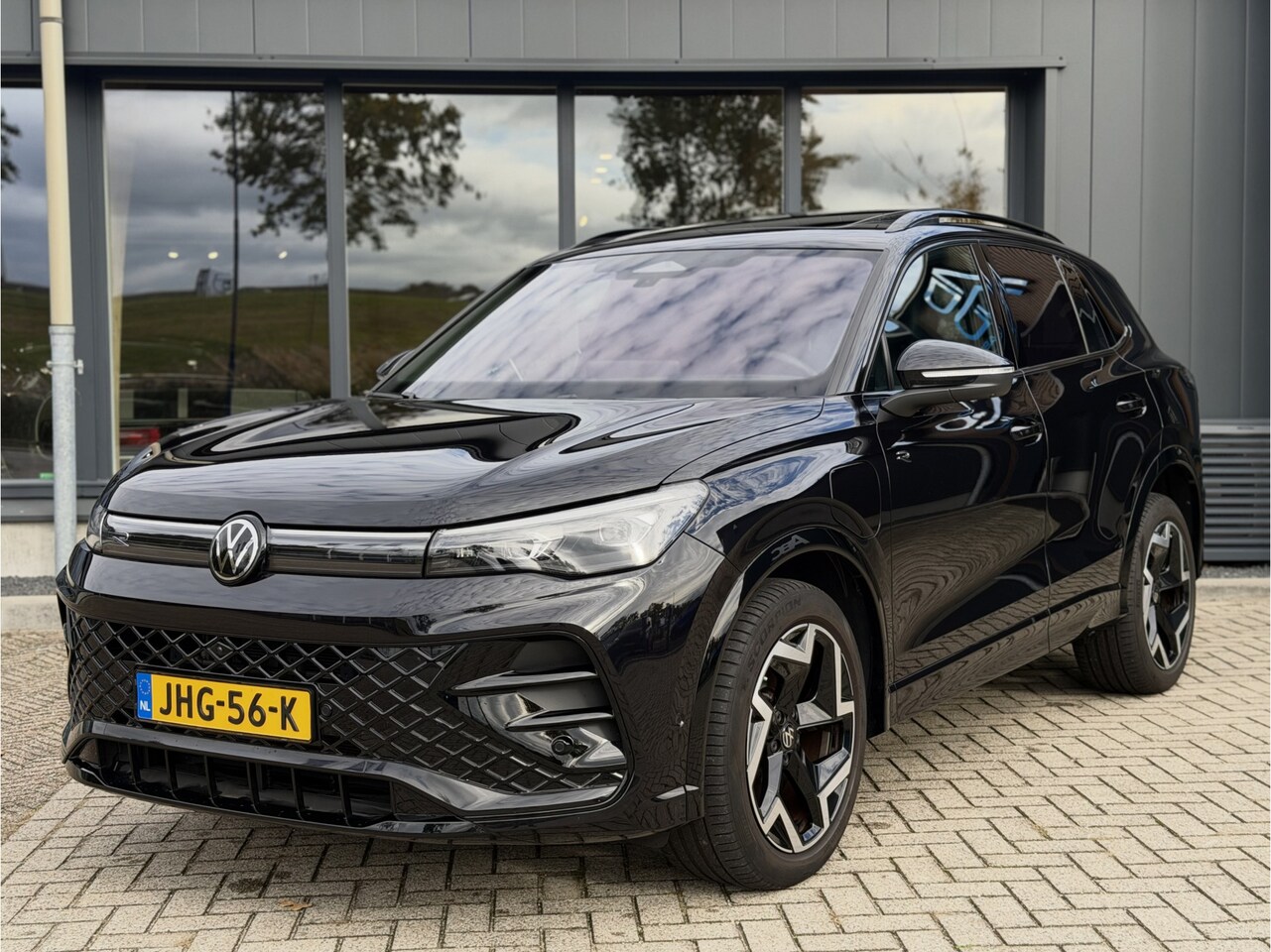 Volkswagen Tiguan - 1.5 eHybrid R-Line Edition Massage HUD HK Pano - AutoWereld.nl