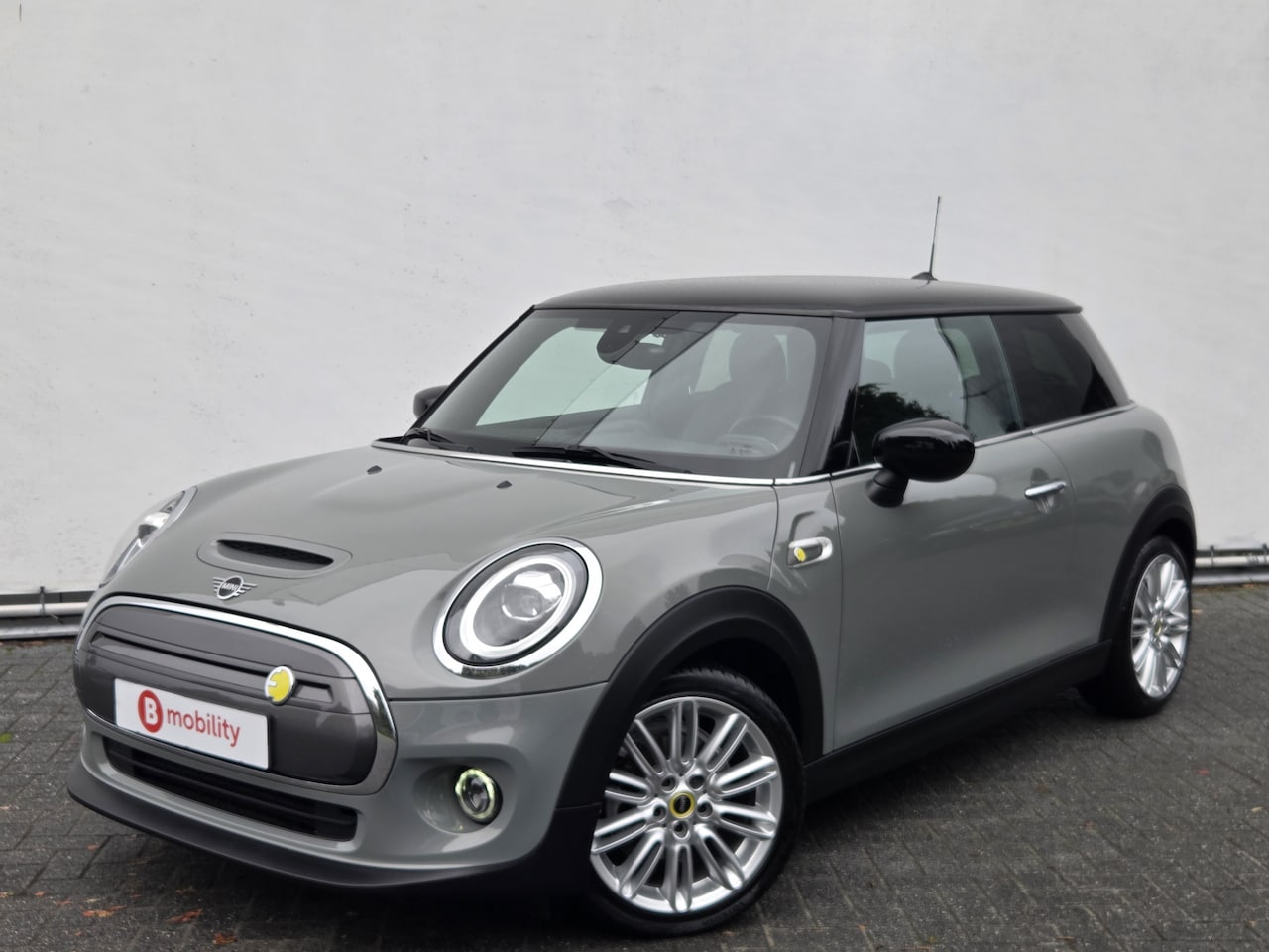 MINI Electric - Charged 33 kWh Achteruitrijcamera SOH 99% Snelladen Warmtepomp | Apple CarPlay | Stoelverw - AutoWereld.nl