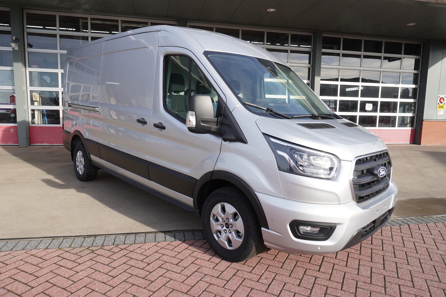 Ford Transit - 350L 2.0 TDCI 165PK L3H2 Limited Automaat nr.V106 | Airco | Adap. Cruise | 360 Camera - AutoWereld.nl