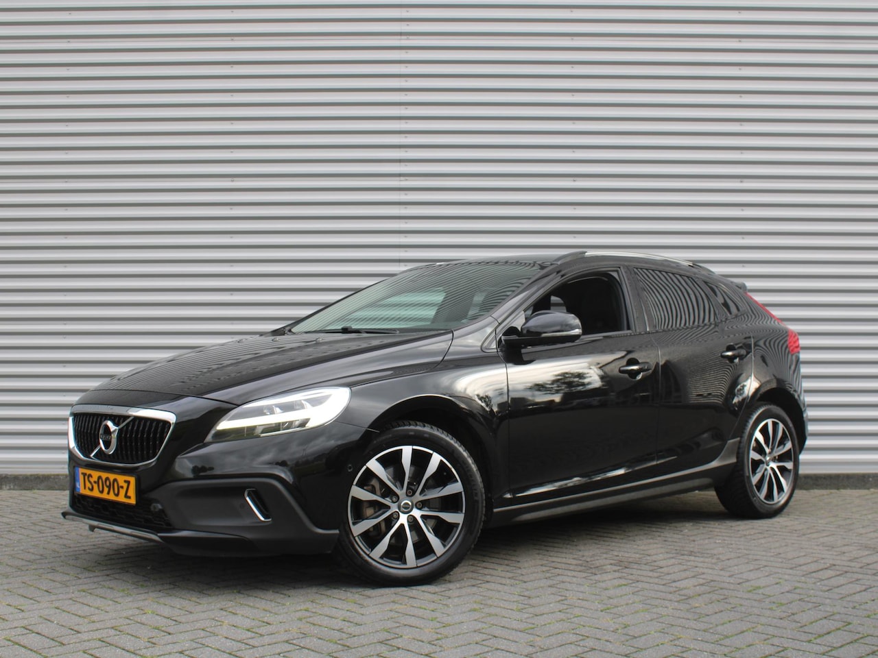 Volvo V40 Cross Country - 1.5 T3 Dynamic Edition | Trekhaak | 17" LM | Panoramadak | Leer | PDC v+a | Camera | Stoel - AutoWereld.nl