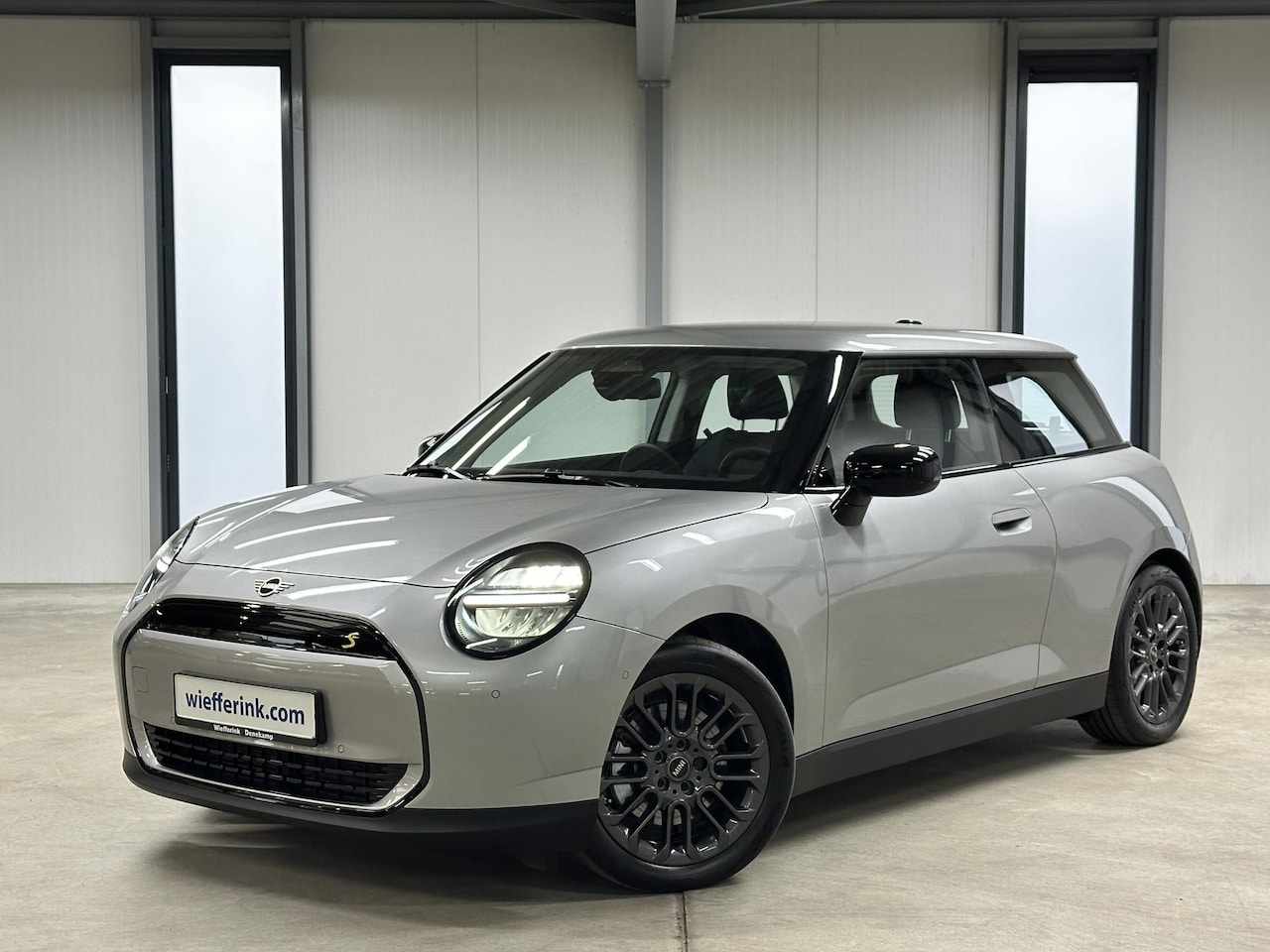 MINI Electric - 3-Deurs Cooper SE Essential 54.2 kWh 218pk | Camera | Navi | Carplay | Dodehoekdetectie | - AutoWereld.nl