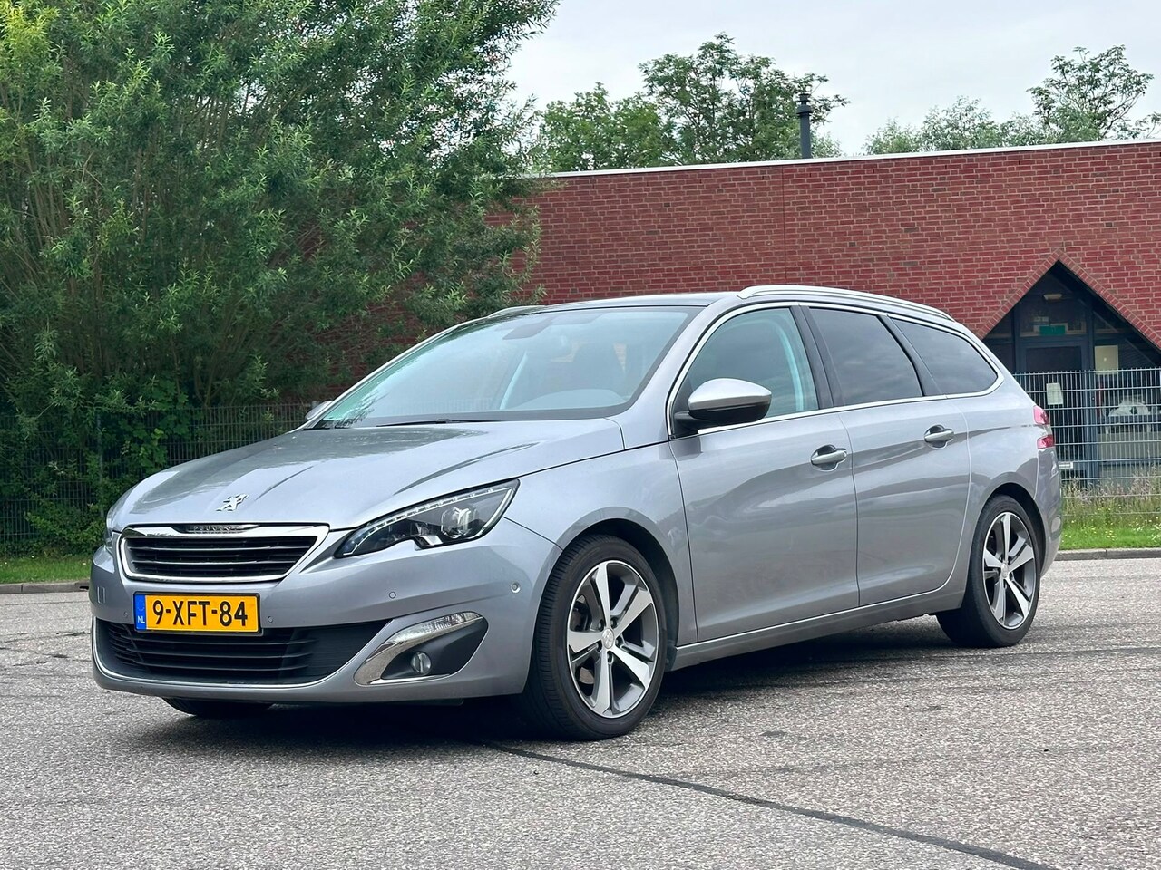 Peugeot 308 SW - 1.2 e-THP Première Achteruit camera*Navigatie*Pano*Cruise*Clima*LED*NAP*Dealer onderhouden - AutoWereld.nl