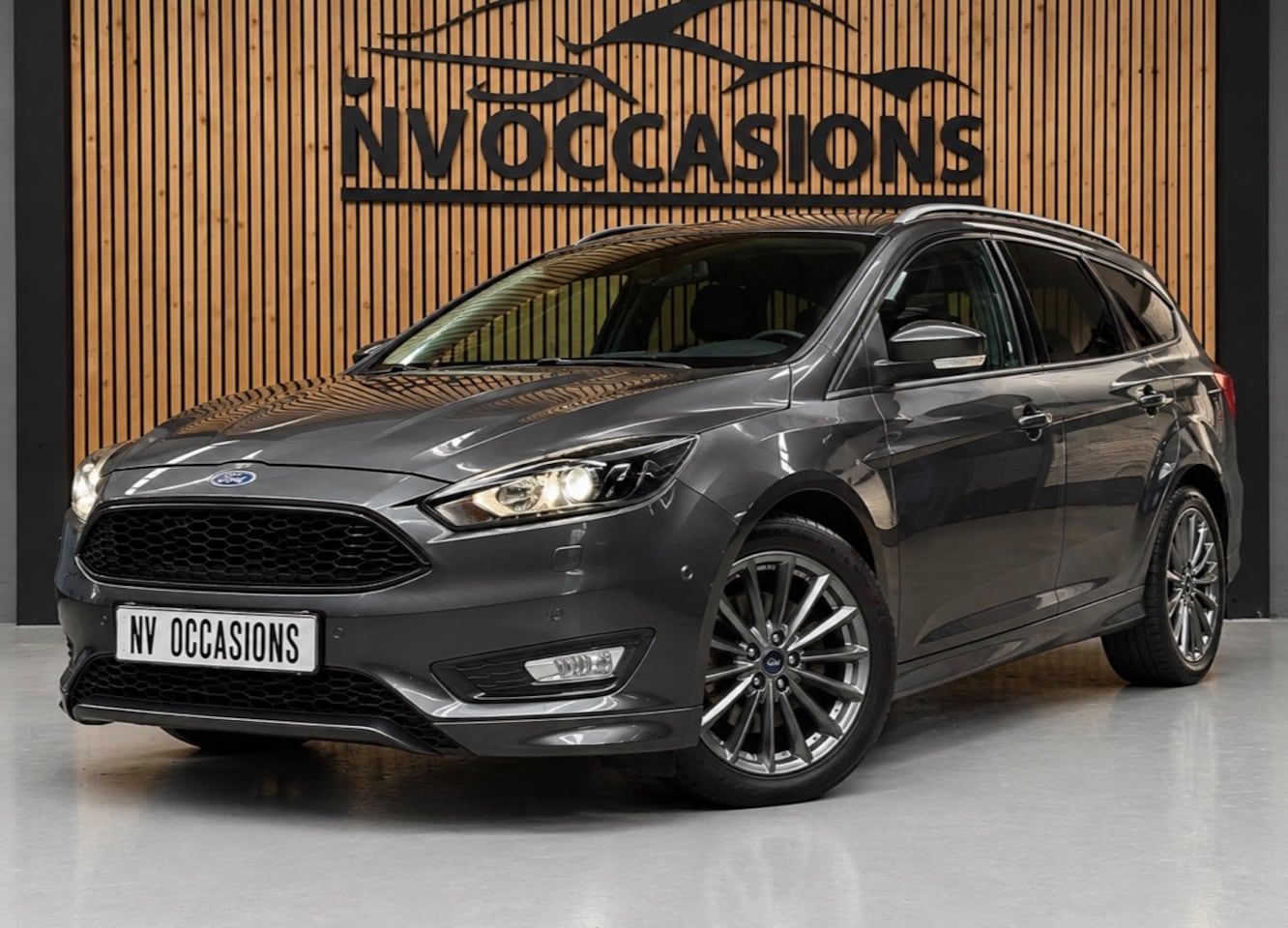 Ford Focus Wagon - 1.5 ST-LINE 150PK/NW DISTRIEM/STOELVW/XENON/STUURVW/TRKHAAK/VOL! - AutoWereld.nl