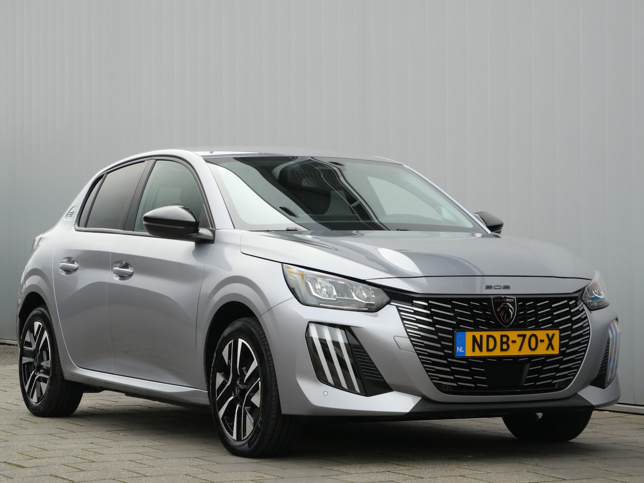 Peugeot e-208 - EV Allure 51 kWh 157 Pk Automaat DAB / Apple Carplay / PDC / SOH 98,6 % - AutoWereld.nl