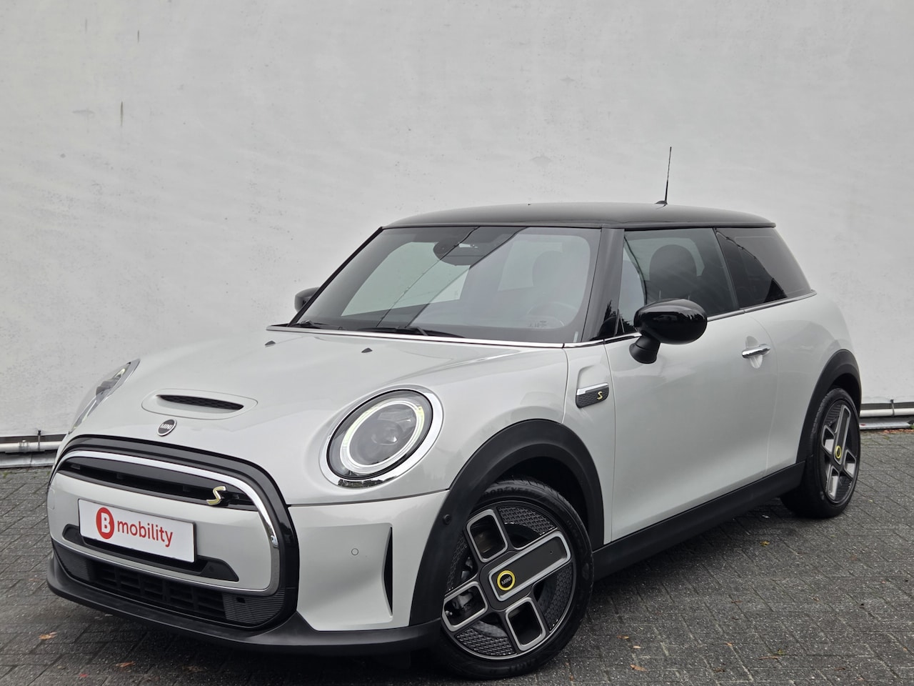 MINI Electric - Yours 33 kWh SOH 99% Head-Up Warmtepomp | Stoelverwarming | Sportstoelen | LED | DAB Audio - AutoWereld.nl