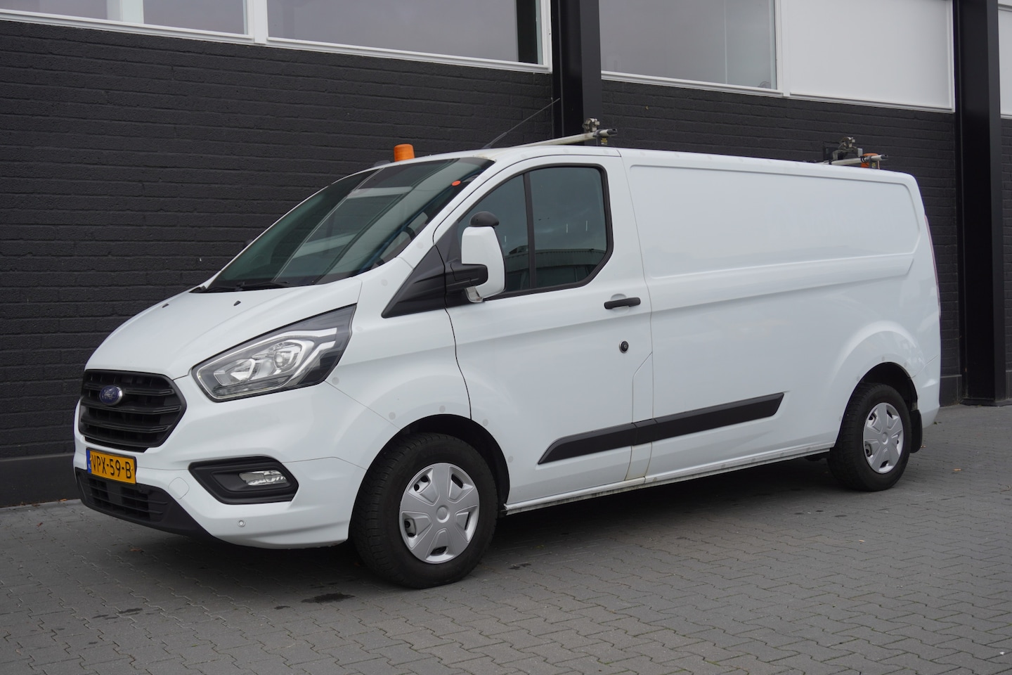 Ford Transit Custom - 2.0 TDCI 130PK L2 EURO 6 - Airco - Cruise - PDC - €13.950,- Excl. - AutoWereld.nl