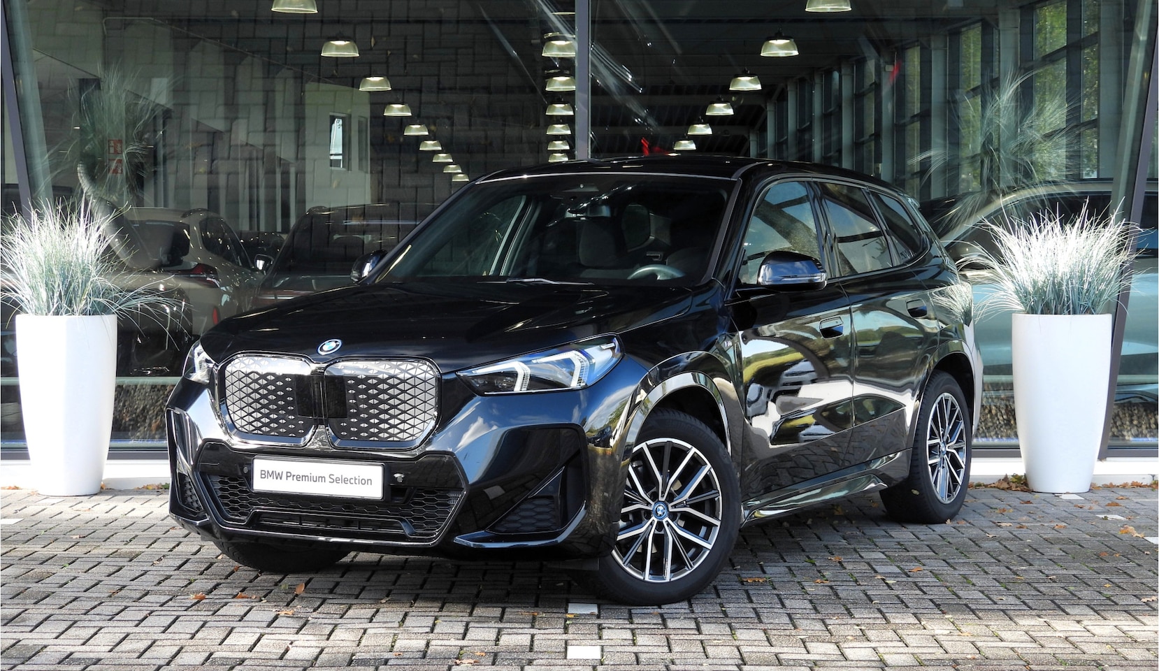 BMW iX1 - eDrive20 M Sport / Sportstoelen / Comfort Access / Achteruitrijcamera / Stoelverwarming / - AutoWereld.nl
