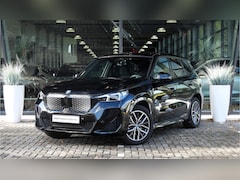 BMW iX1 - eDrive20 M Sport / Sportstoelen / Comfort Access / Achteruitrijcamera / Stoelverwarming /