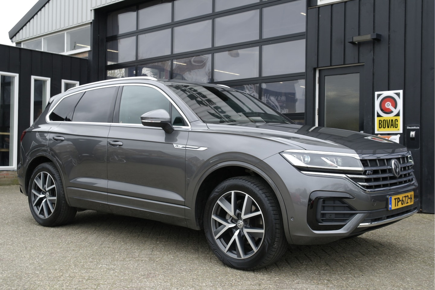 Volkswagen Touareg - 3.0 TDI R-Line Automaat | NL-Auto | Pano | Adaptive | Camera | Carplay | Memory | Keyless - AutoWereld.nl