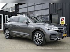 Volkswagen Touareg - 3.0 TDI R-Line Automaat | NL-Auto | Pano | Adaptive | Camera | Carplay | Memory | Keyless
