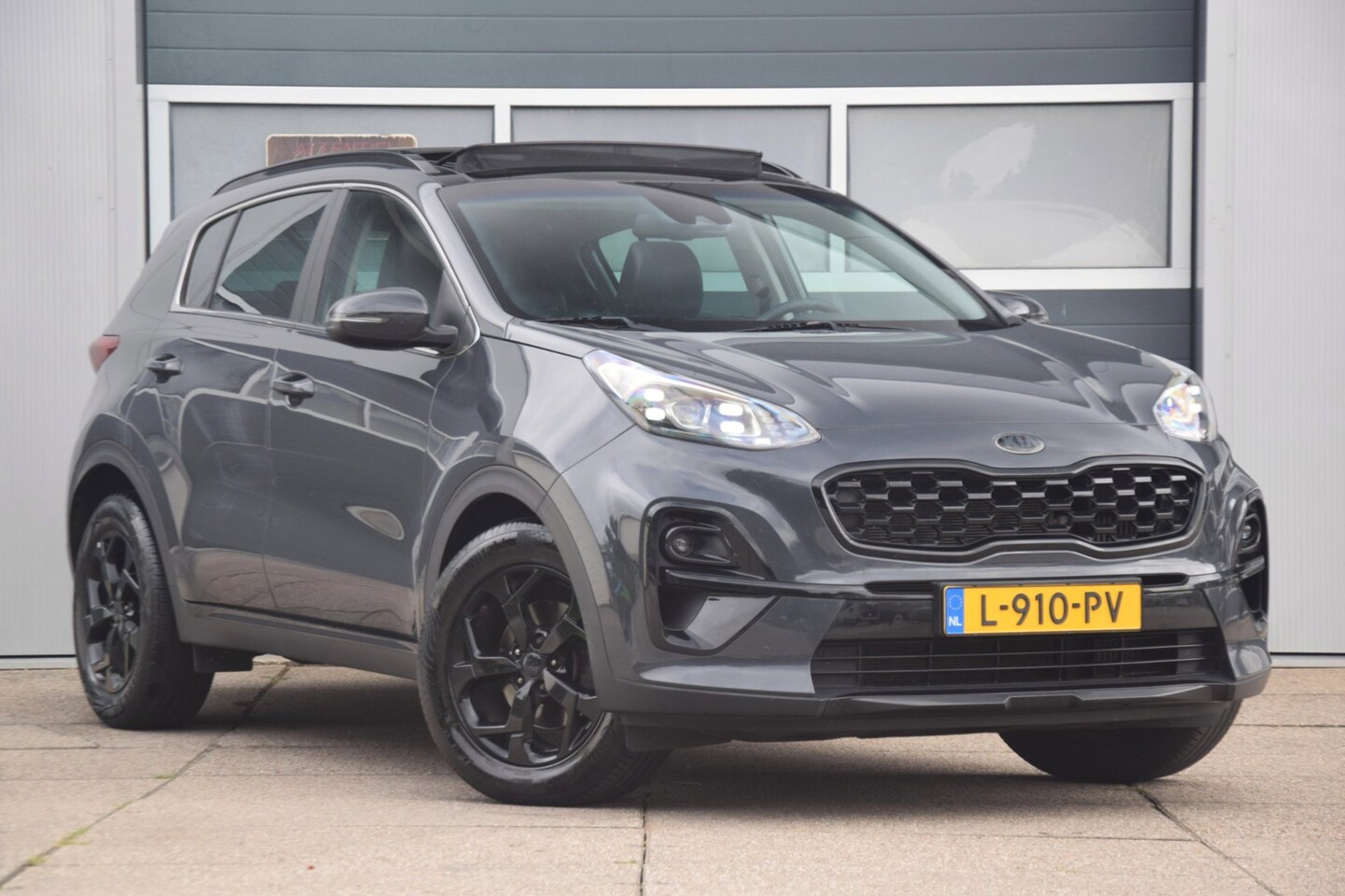 Kia Sportage - 1.6 T-GDI Black Edition LEDEREN BEKLEDING/PANORAMADAK/VOORSTOELEN VERWARMD - AutoWereld.nl