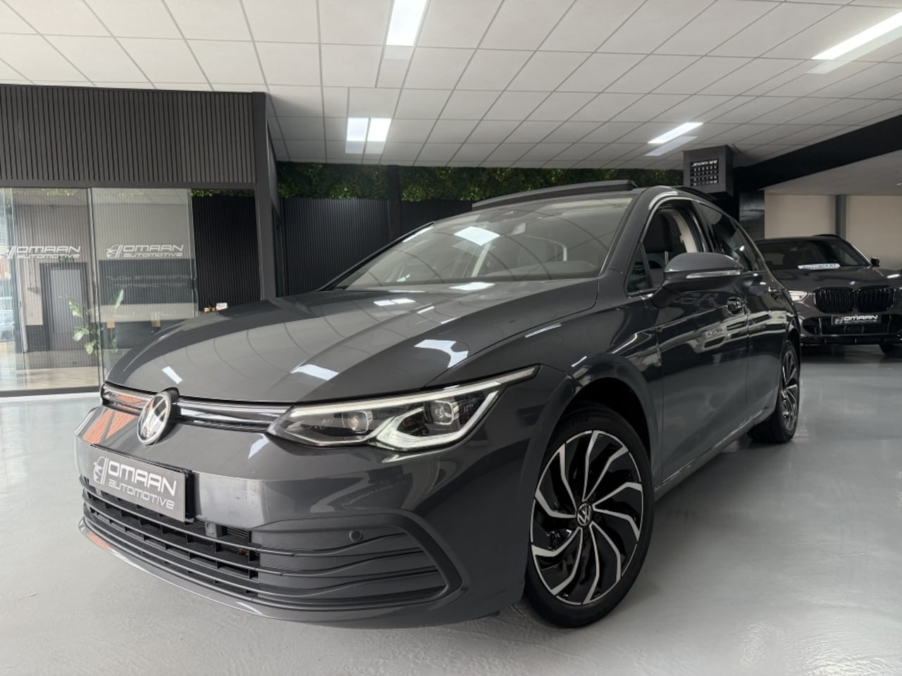 Volkswagen Golf - 1.5 eTSI Life PANO MASSAGE TREKHAAK IQ - AutoWereld.nl