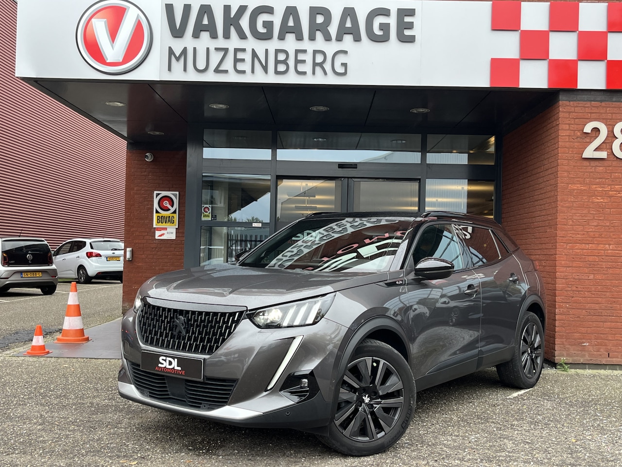 Peugeot 2008 - 1.2 PureTech GT // NAVI // SCHUIF-KANTEL DAK // CAMERA // ADAPTIVE CRUISE // APPLE CARPLAY - AutoWereld.nl