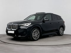 BMW iX1 - xDrive30 M Sport / Panoramadak / Sportstoelen / Achteruitrijcamera / M Adaptief onderstel