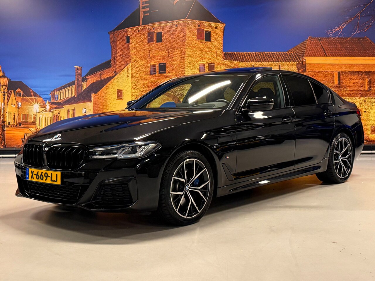 BMW 5-serie - 530e High Exe M-Sport Aut Schuifdak HUD Laserlight soh 90% - AutoWereld.nl