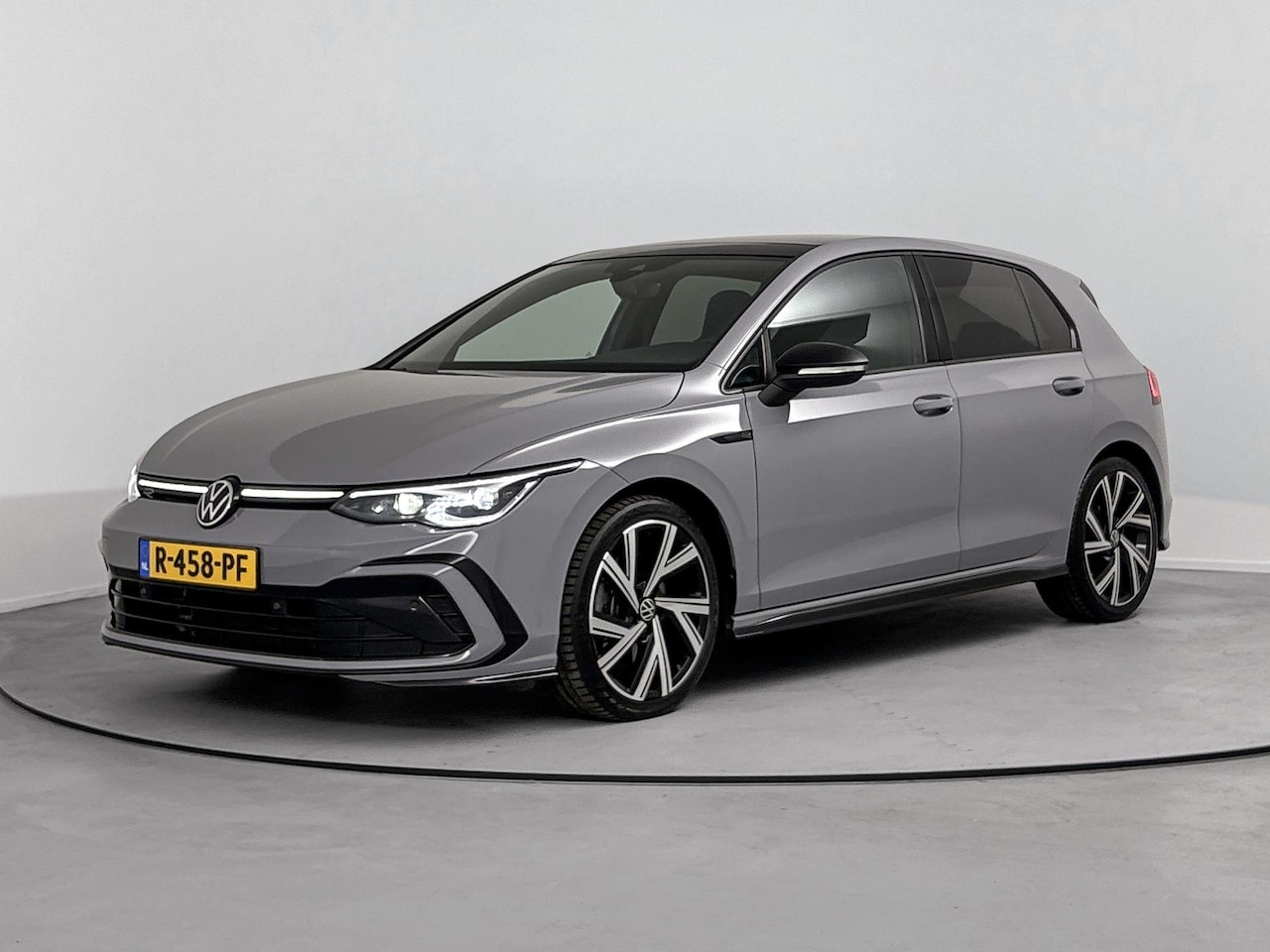 Volkswagen Golf - 2.0 TSI R-Line Panoramisch Schuif Kanteldak | Stoelverwarming | Stuurwiel Verwarming | Cli - AutoWereld.nl