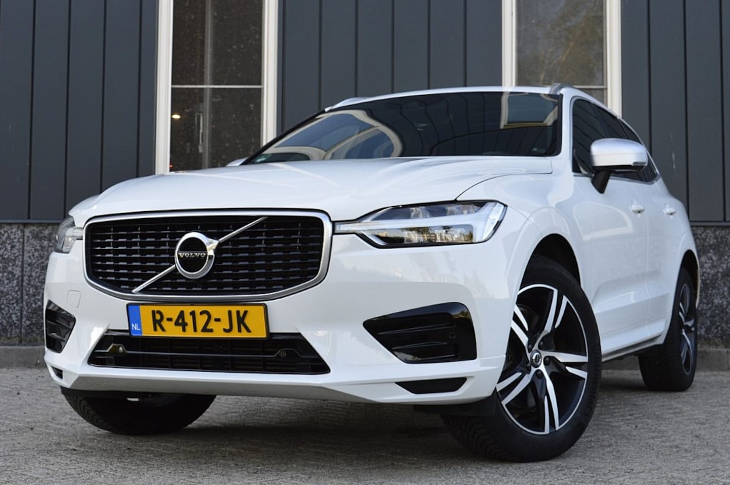 Volvo XC60 - 2.0 T6 AWD R-Design Rijklaarprijs-Garantie Panorama dak Trekhaak Apple/Android Led Camera - AutoWereld.nl