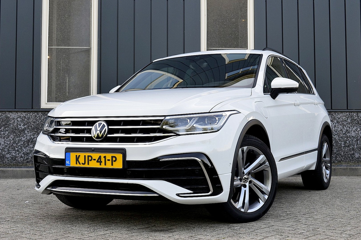 Volkswagen Tiguan - 1.4 TSI eHybrid R-Line Business+ SOH 88% Rijklaarprijs-Garantie Panorama dak Trekhaak Led - AutoWereld.nl