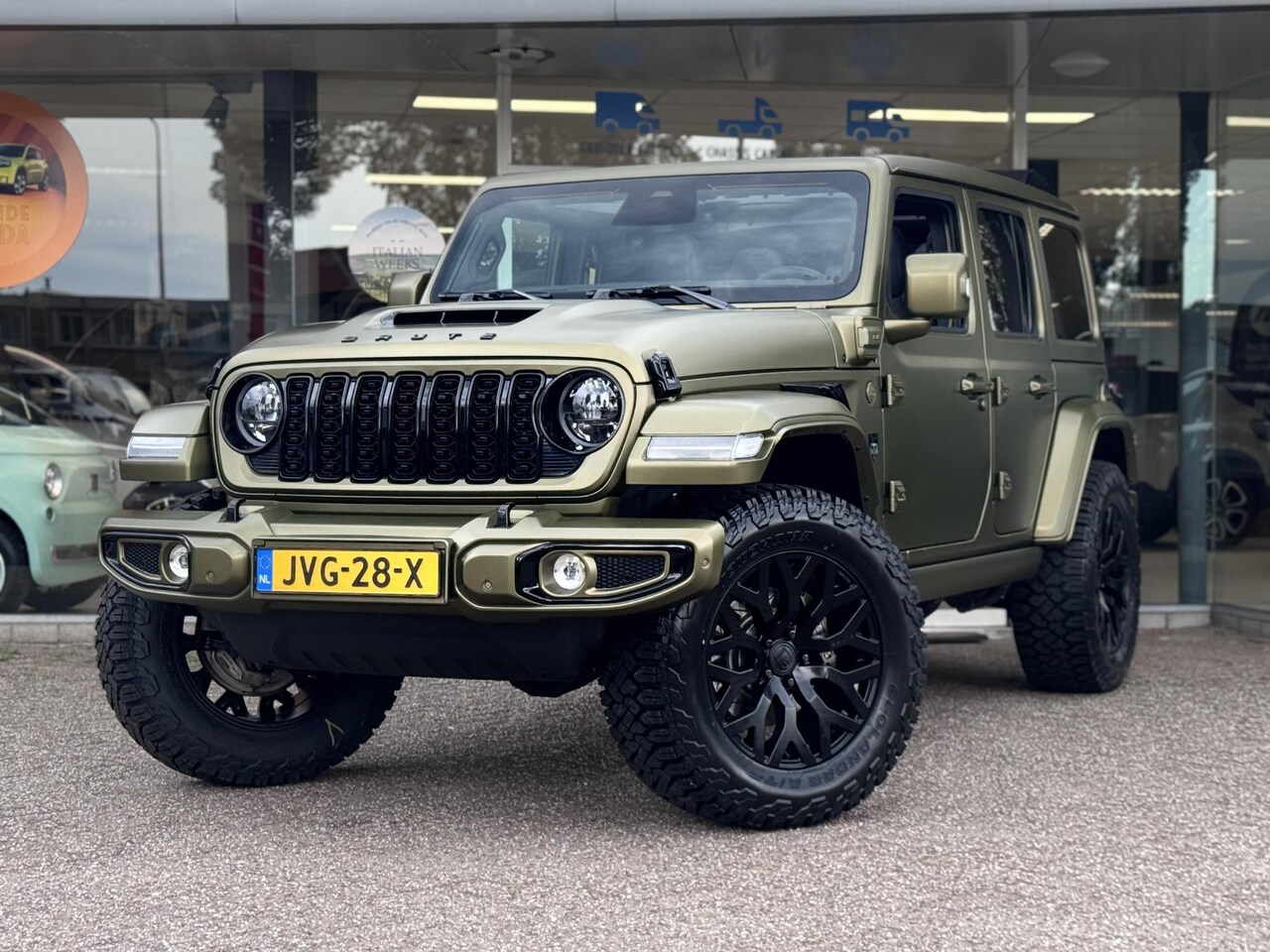 Jeep Wrangler Unlimited - 4xe 380 Sahara | BRUTE | Lamborghini Verde Gea | BRASS | - AutoWereld.nl