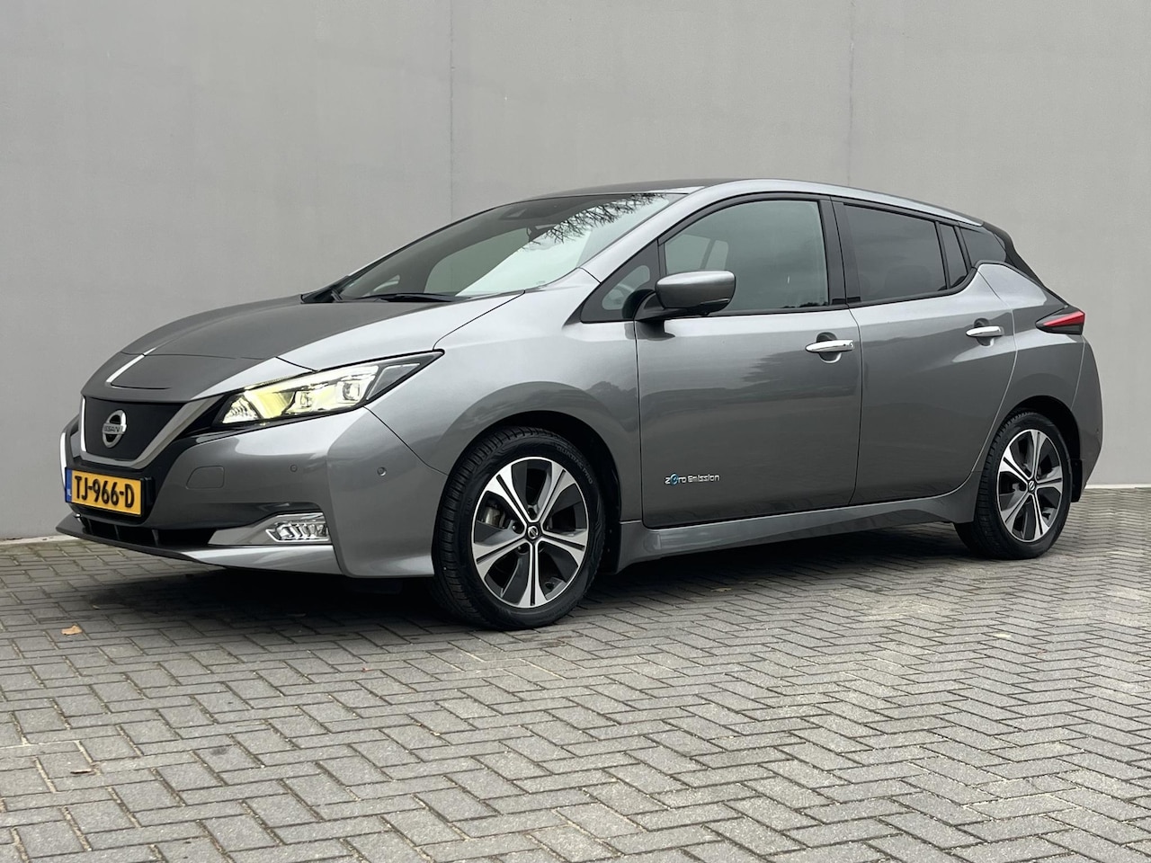 Nissan LEAF - Tekna 40 kWh / All Season Banden / Adaptief Cruise Control / Airco / Voor&Achter Verwarmin - AutoWereld.nl