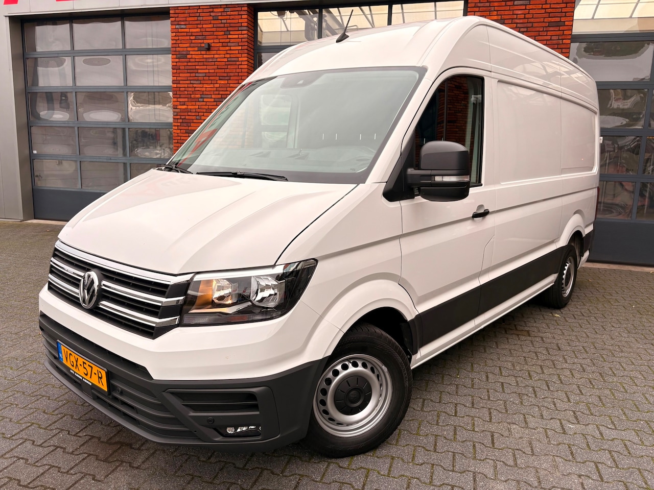 Volkswagen Crafter - 35 2.0 TDI L3H3 177pk | Apple Carplay| Trekhaak 3000kg | Camera | Opstap achterzijde - AutoWereld.nl