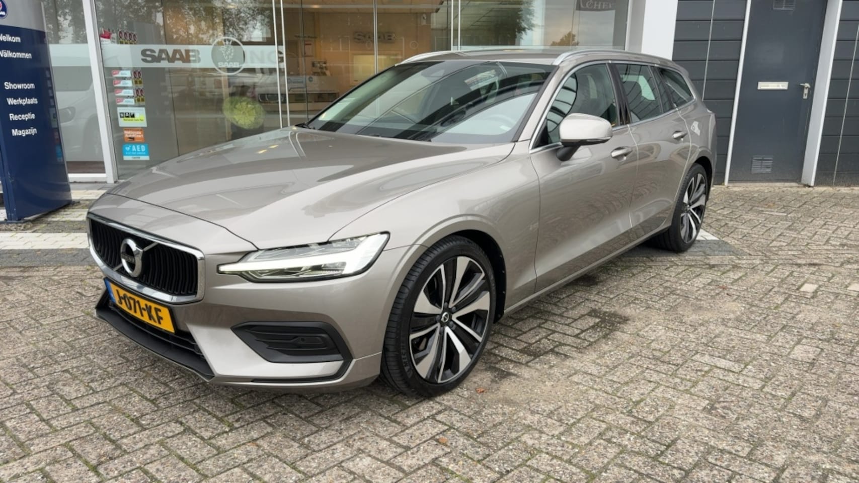 Volvo V60 - 2.0 T4 Moment.Pro - AutoWereld.nl