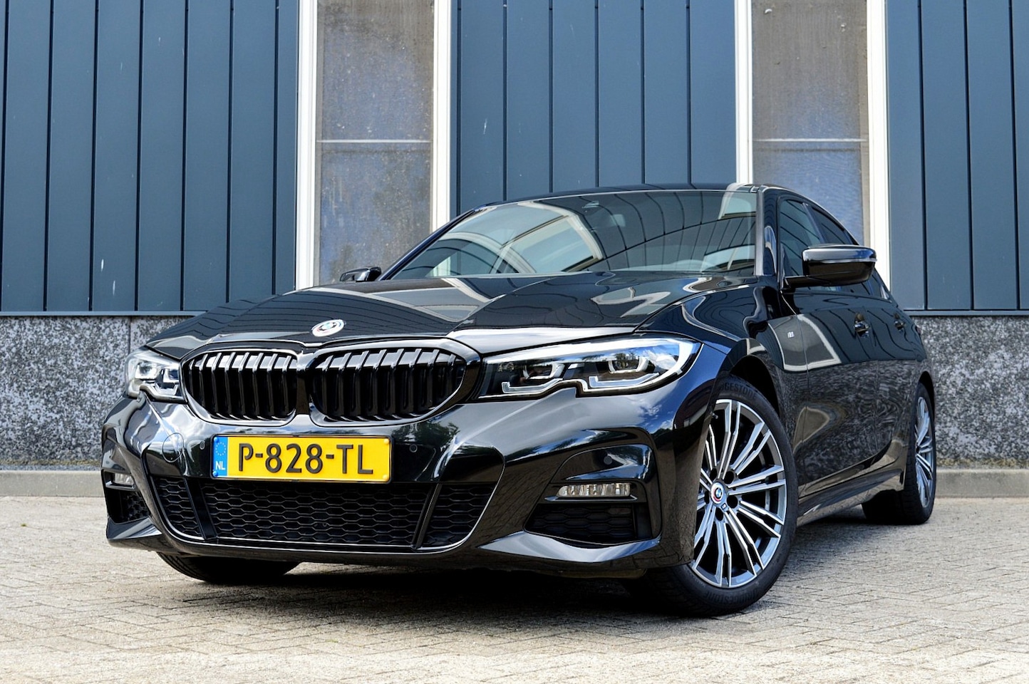 BMW 3-serie - 320i M-Sport Rijklaarprijs-Garantie Leder Led Camera Navigatie 50 Jahre Edition - AutoWereld.nl