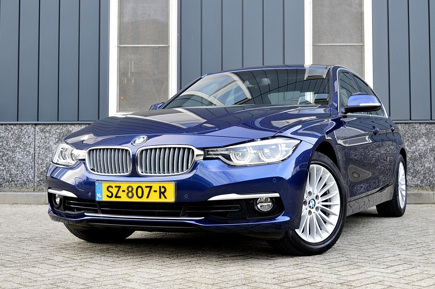BMW 3-serie - 318i Luxury Edition Rijklaarprijs-Garantie Navigatie Leder Sport interieur Led Camera Airc - AutoWereld.nl