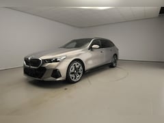 BMW i5 Touring - xDrive40 | M-Sportpakket | LED | HUD | Active cruise | Panoramadak | Trekhaak | Stoelverwa