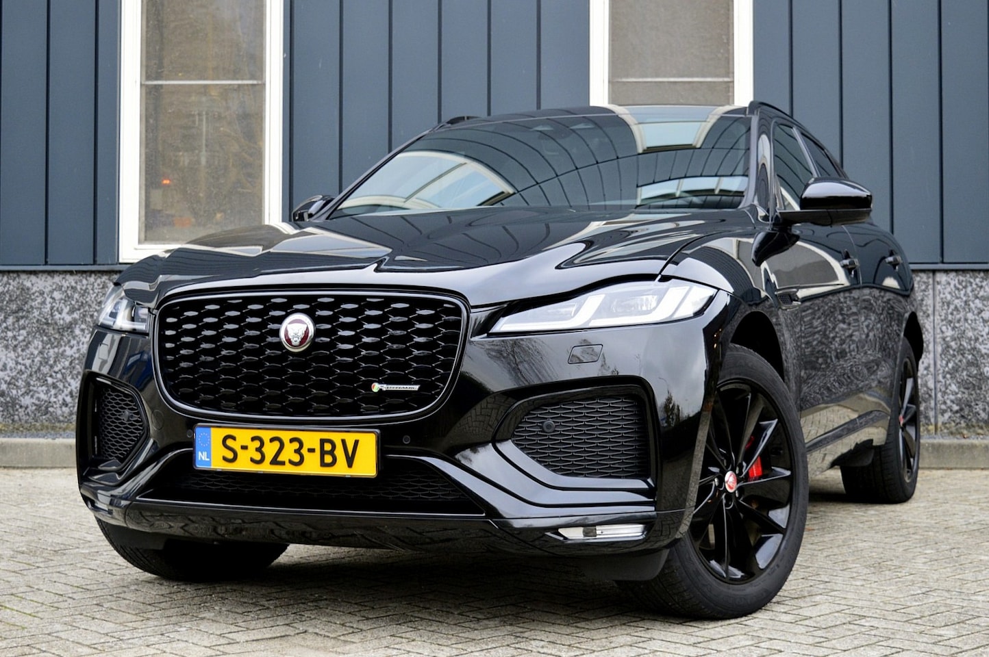 Jaguar F-Pace - 2.0 P400e PHEV R-Dynamic Black SOH 95% Rijklaarprijs-Garantie Panorama dak Leder Navigatie - AutoWereld.nl