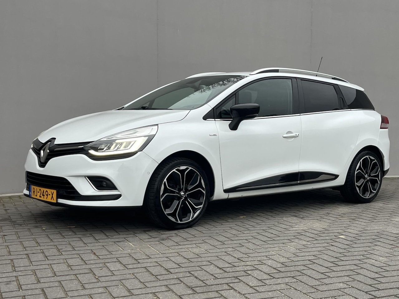 Renault Clio Estate - TCe 90 Bose / Trekhaak (1.200KG) / All Season Banden / Cruise Control / Achteruitrij Camer - AutoWereld.nl