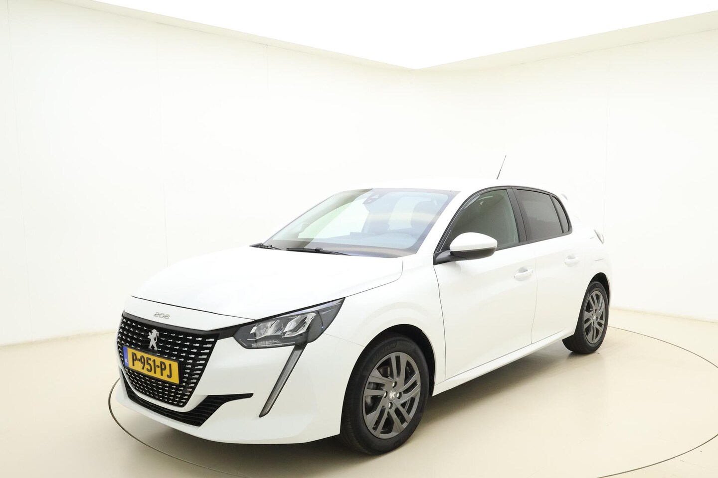Peugeot 208 - 1.2 PureTech Active Pack Cruise Control l Airco l Stoelverwarming l Bluetooth l Apple Carp - AutoWereld.nl